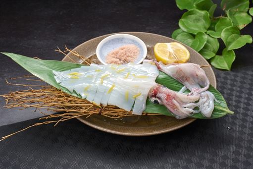 海火(旬のスルメ刺しをレモンと岩塩で)