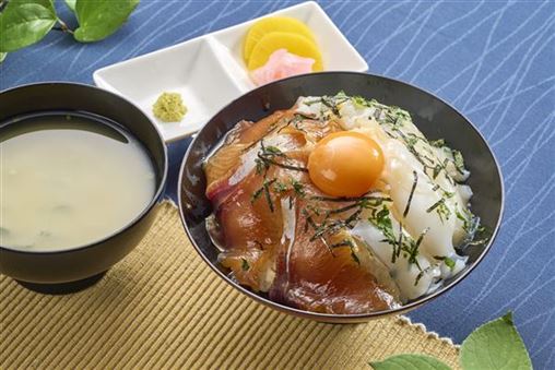 つるみテラス(イカとブリの二色丼)