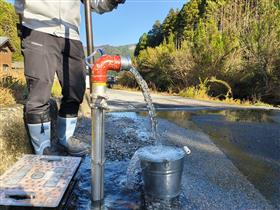 消火栓で洗浄している風景