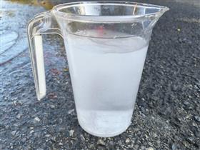 水道水が白濁りしている様子