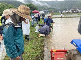 土の感触を手で確かめる参加者