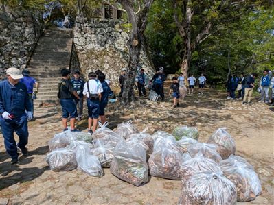 【市報さいき11月号】『佐伯城跡「石垣清掃ボランティア」前回の様子 (1)