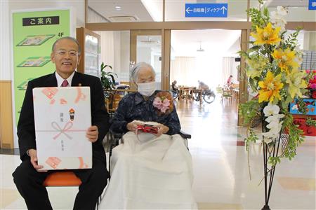安部雅子さん市内最高齢者お祝い訪問