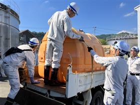 2トントラックへの給水タンク設置の様子