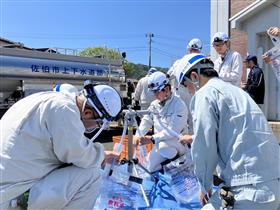 給水バッグへの給水作業の様子