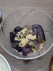   食推さんのうま塩レシピ9月号「レンチンなすのごまドレがけ」