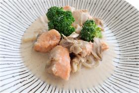   食推さんのうま塩レシピ12月号「鮭と舞茸のクリームソース」