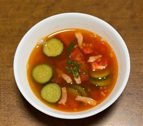 食推さんのうま塩レシピ7月号「キュウリとベーコンのトマトスープ」