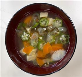 食推さんのうま塩レシピ9月号「もずくとオクラのとろとろスープ」