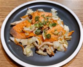 食推さんのうま塩レシピ10月号「鮭のちゃんちゃん焼き風」