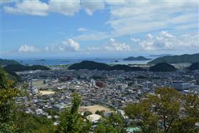 本丸外曲輪から佐伯市街地を望む
