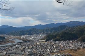 二の丸から栂牟礼城跡を望む