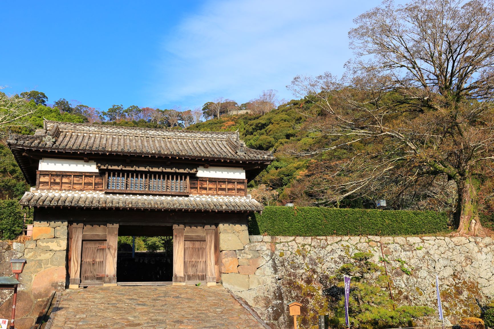 櫓門と山城