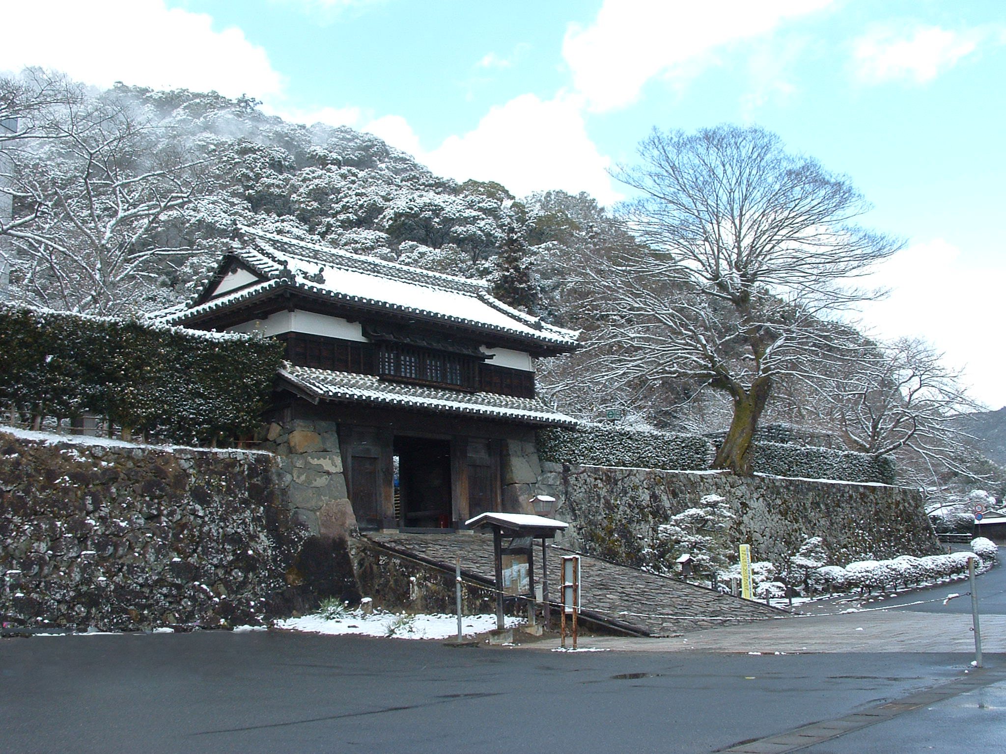 雪の櫓門