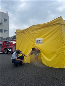 煙体験をおこなうこどもたち