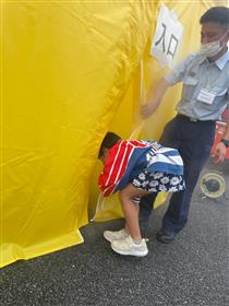 煙体験をおこなうこどもたち